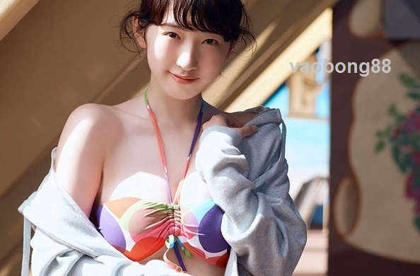 Thiên thần Nhật Bản Hibi Mikoto với vòng một siêu quyến rũ