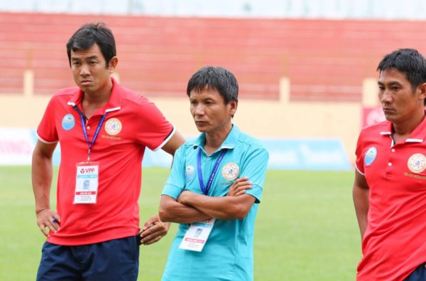 HLV Võ Đình Tân bị đuổi ra ngoài sân