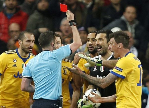 Nghi vấn trọng tài ăn tiền trận Real – Juventus