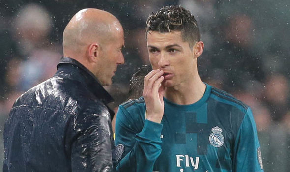 Ronaldo lên mặt cá cược với Zidane, Mourinho phản ứng kỳ lạ khi bị fan Man City tấn công
