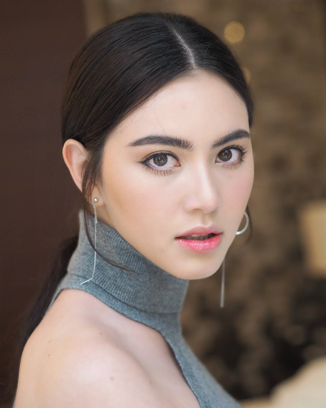 Mai Davika – Nhan sắc quyến rũ của nữ diễn viên MV “Chạy Ngay Đi”