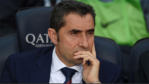 HLV Valverde tá hỏa sau khi chứng kiến Barca thất bại