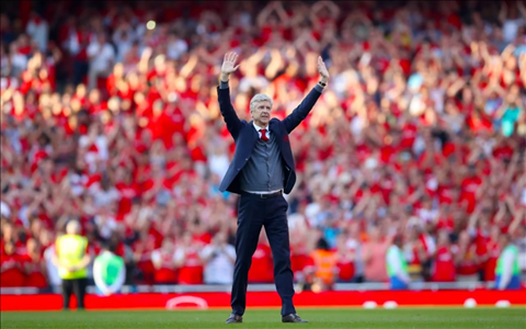 Khoảng khắc cả sân Emirates lắng lại vì sự ra đi của Wenger