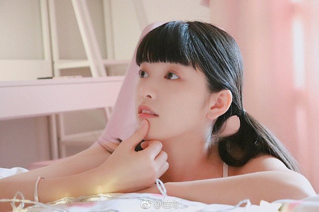 Vẻ đẹp tinh khôi của Hoa Hoa khiến nhiều anh mê mẩn