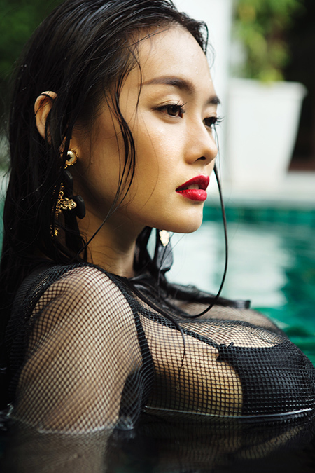 Linh Chi khoe đường cong ngút ngàn triệu quý ông mê mẩn