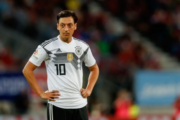 Mesut Ozil gặp chấn thương nghiêm trọng