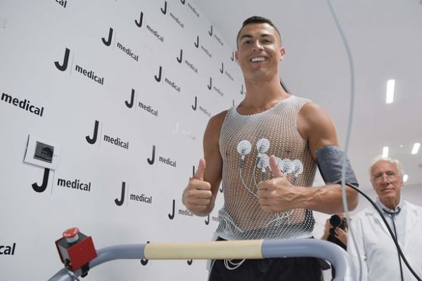 Ronaldo chứng minh mình vĩ đại không chỉ trên sân cỏ