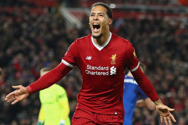 Van Dijk thở phào nhẹ nhõm vì may mắn thoát tội