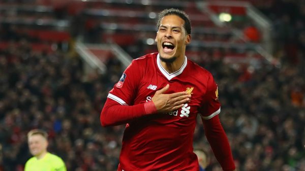 van-dijk-tho-phao-nhe-nhom-vi-may-man-thoat-toi-2