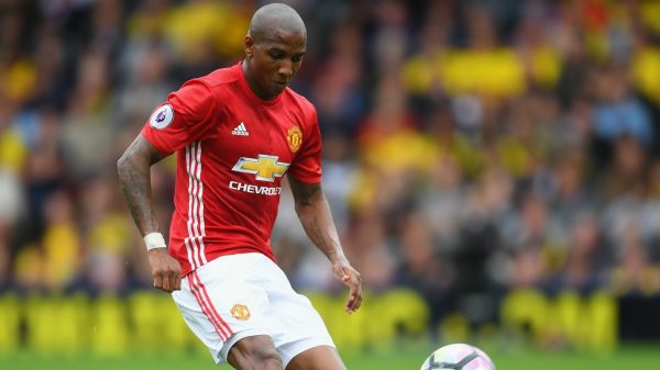 Ashley Young muốn tiếp tục ở lại với MU
