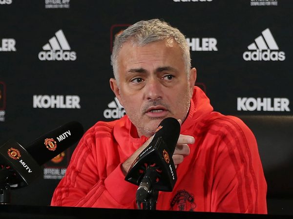 Mourinho lên tiếng bảo vệ học trò trước phong độ thê thảm