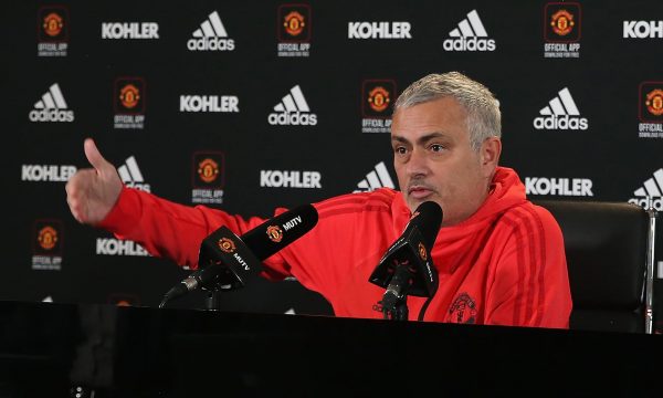 mourinho-len-tieng-bao-ve-hoc-tro-truoc-phong-do-the-tham-2