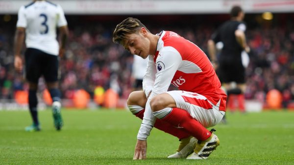 HLV Emery tiết lộ lí do Mesut Ozil liên tục ngồi dự bị