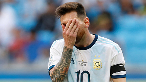 Argentina chật vật vào tứ kết Copa America, Messi đổ lỗi cho mặt sân