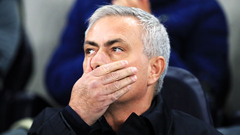 HLV Mourinho gây ngạc nhiên sau khi bị Solskjaer xoa đầu?